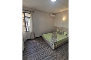 4 bedrooms, bed sheets