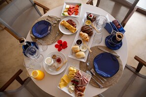 Free daily continental breakfast - Pousada Ecológica Akanã (Fernando de Noronha)