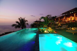 Outdoor pool, sun loungers - Pousada Ecológica Akanã (Fernando de Noronha)