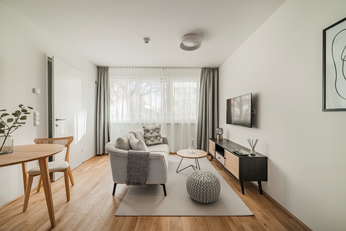 Appartamento Premium | Area soggiorno | TV a schermo piatto 24 pollici con canali via cavo, TV