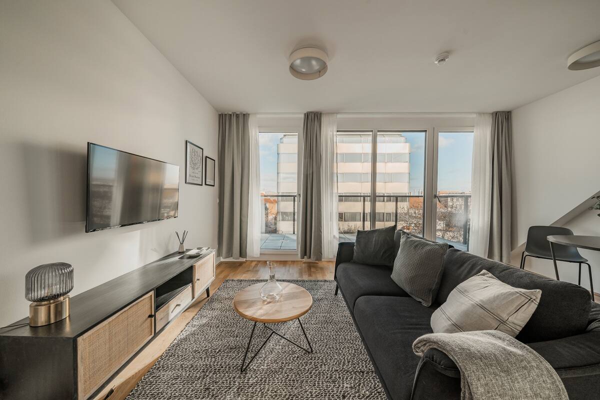 Appartamento familiare, balcone | Area soggiorno | TV a schermo piatto 24 pollici con canali via cavo, TV