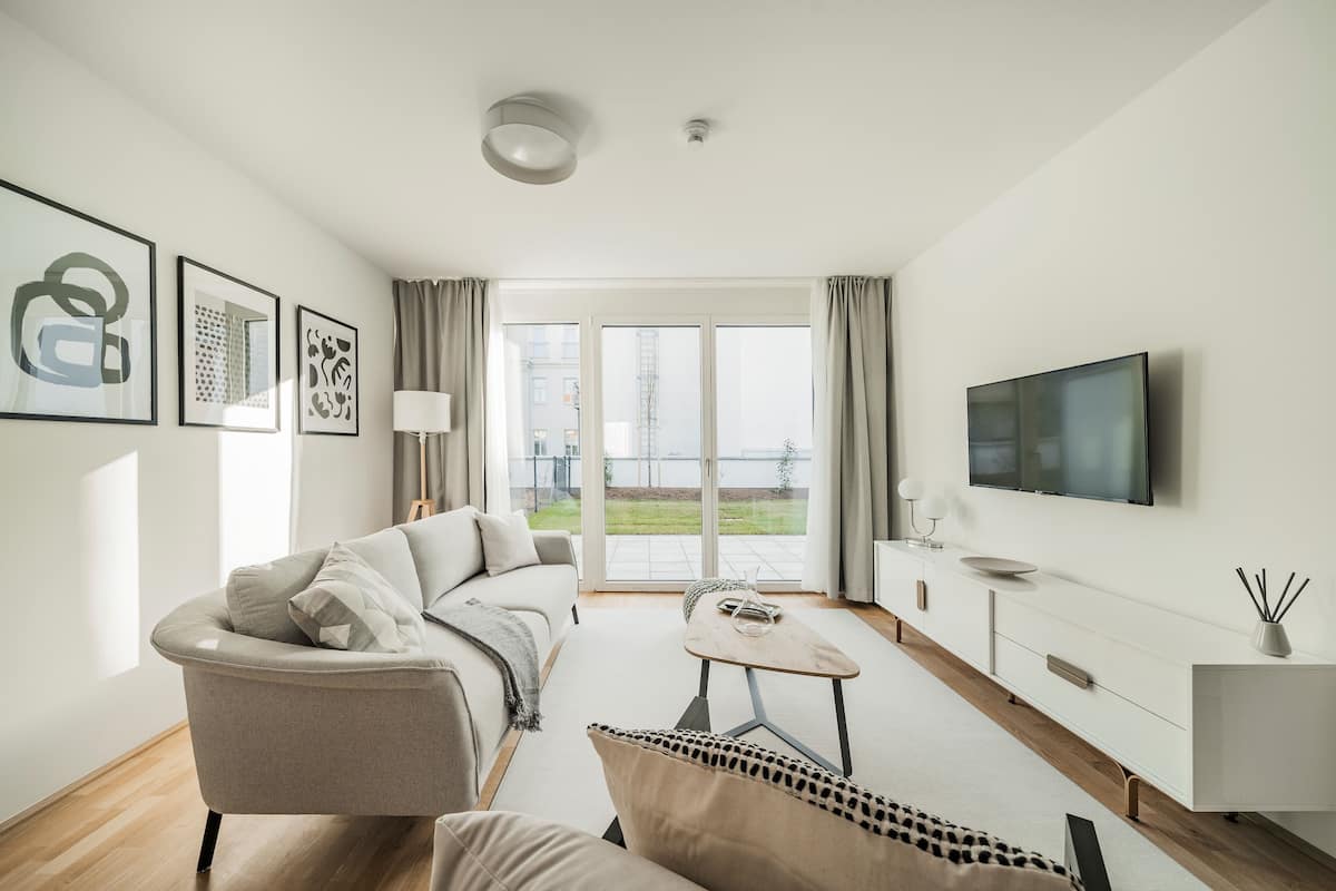 Casa urbana, 2 habitaciones | Área de sala de estar | Televisión de pantalla plana de 24 pulgadas con canales por cable