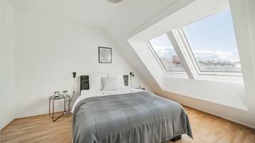Tabla de planchar con plancha, wifi gratis y ropa de cama