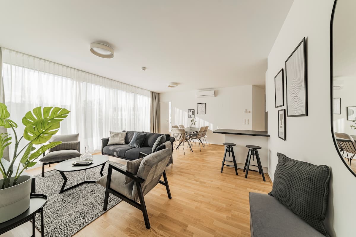 Attico, 3 camere da letto, terrazzo | Area soggiorno | TV a schermo piatto 24 pollici con canali via cavo, TV