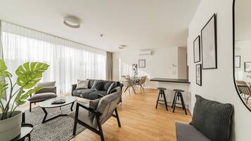 Penthouse, 3 habitaciones, Terraza | Área de sala de estar | Televisión de pantalla plana de 24 pulgadas con canales por cable