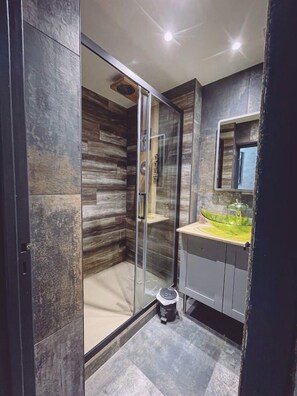 Economy Apartment, 1 Bedroom, Non Smoking | Bathroom