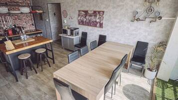 Economy appartement, 1 slaapkamer, niet-roken | Woonruimte | Een 32-inch ledtelevisie met digitale zenders, televisie en vloerwarming