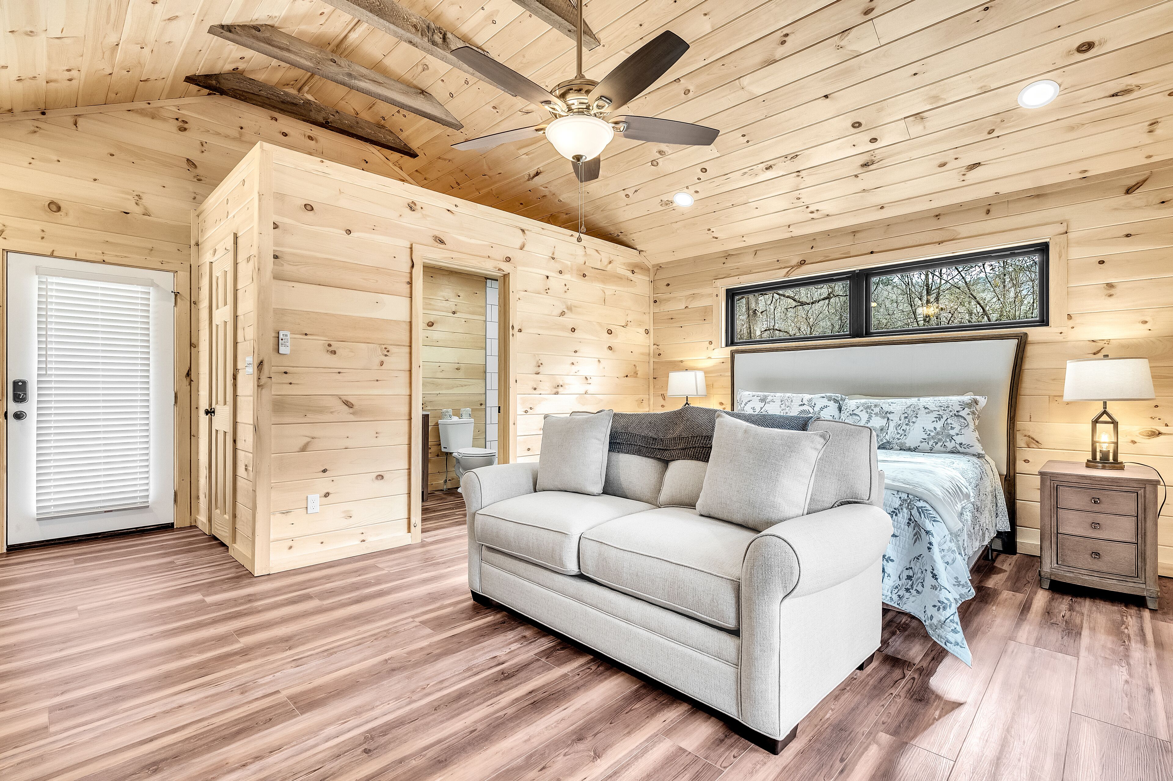 1 chambre, fer et planche à repasser, accès au Wi-Fi (inclus)