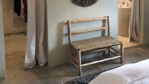 A room with a wooden bench, a mirror with a fringe frame, and a hanging light fixture. - Villa Piscine Marrakech (Marrakech)