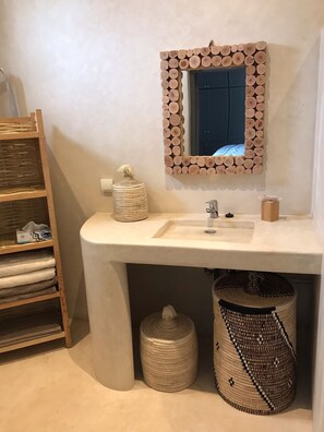 Douche, sĂšche-cheveux, serviettes fournies, savon