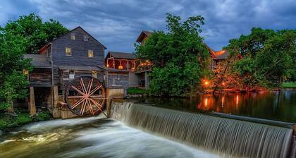 The Chalet At Greenbriar Creek -On the Creek, Free Attraction Tickets!!!