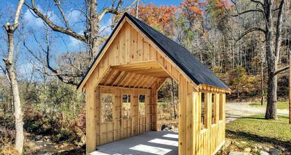 The Chalet At Greenbriar Creek -On the Creek, Free Attraction Tickets!!!