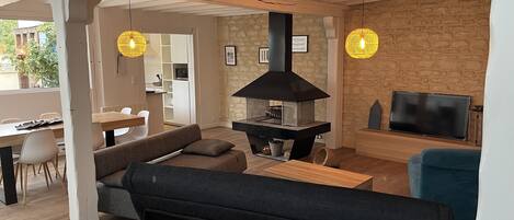 TV, fireplace