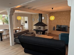 TV, fireplace