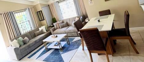 Smart TV, libros y estéreo