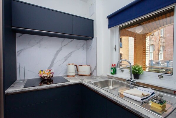 Fridge, microwave, oven, stovetop - Newly Renovated City Apartment (Glasgow City)