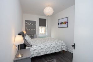1 bedroom, iron/ironing board, travel crib, WiFi - Newly Renovated City Apartment (Glasgow City)
