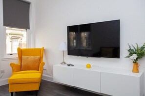 TV, fireplace, offices - Newly Renovated City Apartment (Glasgow City)