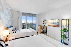 2 bedrooms, desk, iron/ironing board, travel cot - Pool | Apartment w/ Balcony - Gym - Near Beach (Hallandale Beach)