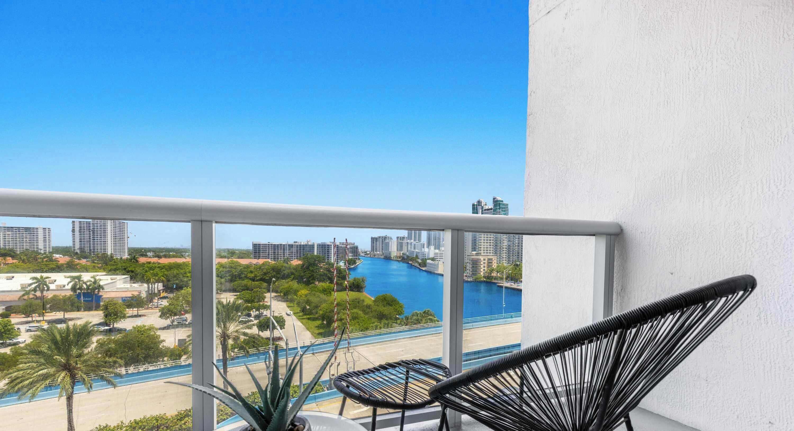 Un balcón con vista a un paisaje urbano y una masa de agua.