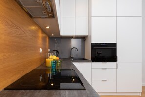 Departamento, 1 habitación, balcón | Cocina privada | Lavavajillas, utensilios de cocina y comedor