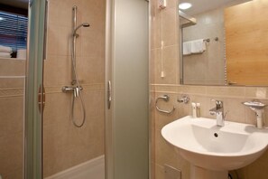 Standard Double Room | Bathroom | Free toiletries, hair dryer, towels - Vila Podvin (Radovljica)