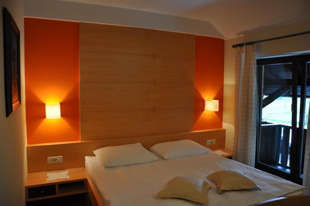 標準雙人房 | 房內夾萬、書桌、手提電腦工作空間、熨斗/熨衫板