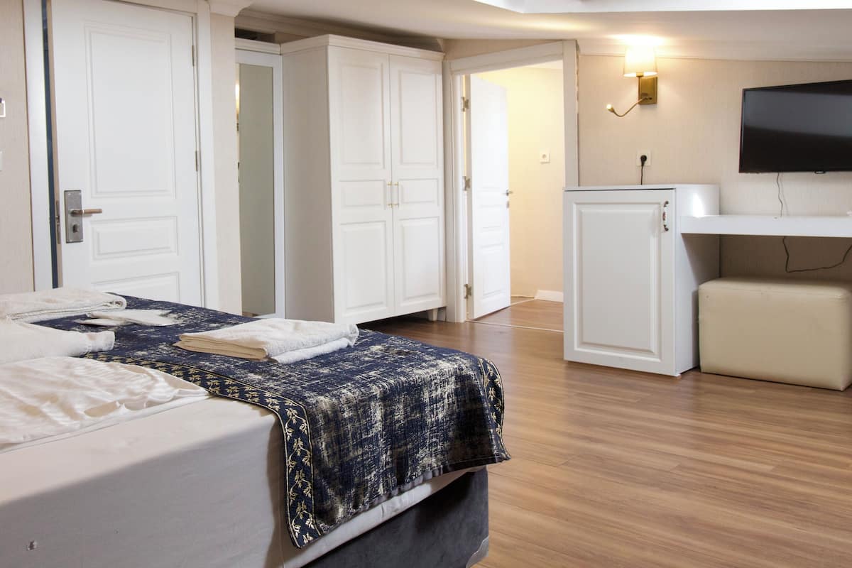Familien-Vierbettzimmer | 2 Schlafzimmer, Minibar, Schreibtisch, laptopgeeigneter Arbeitsplatz