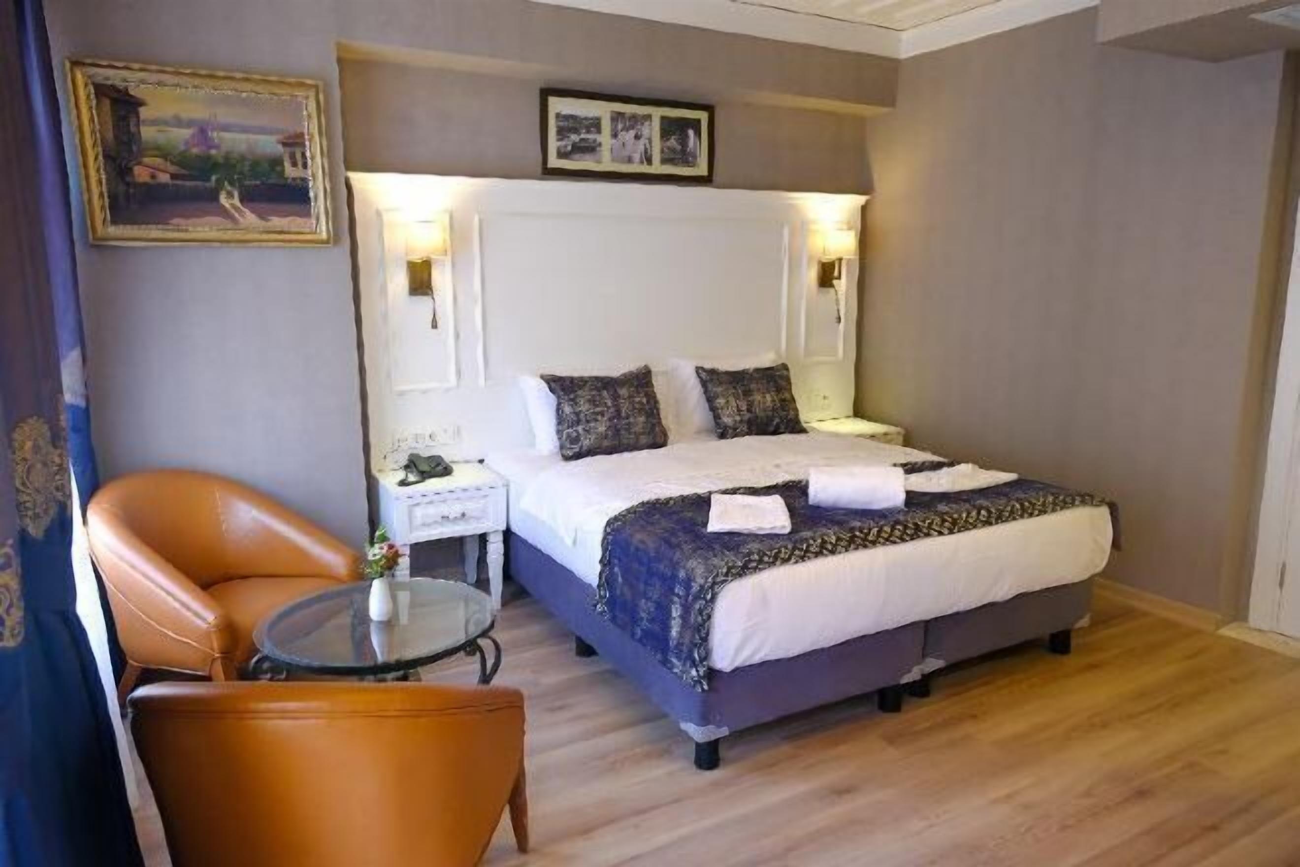 Een minibar, een bureau, een laptopwerkplek, geluiddichte muren