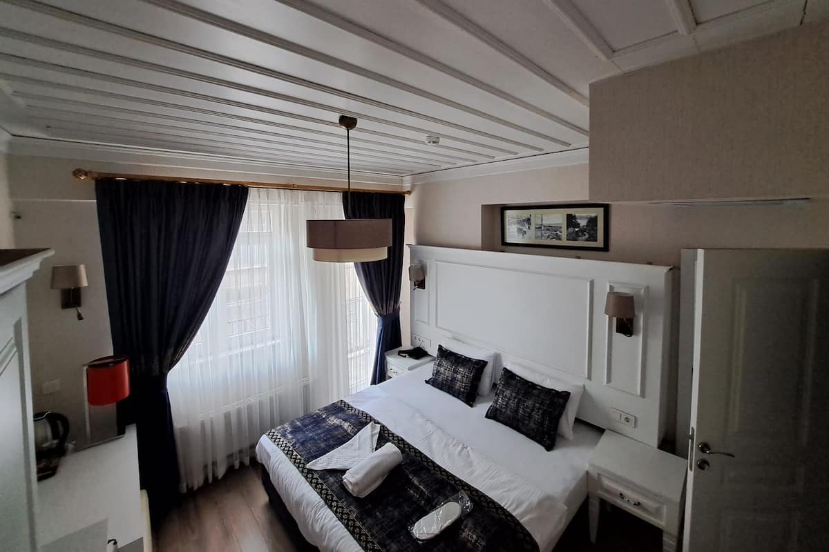 Standard-Doppelzimmer | Badezimmer | Haartrockner, Handtücher, Seife, Shampoo