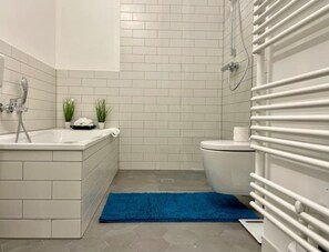 Dusch, hårtork, handdukar och tvål