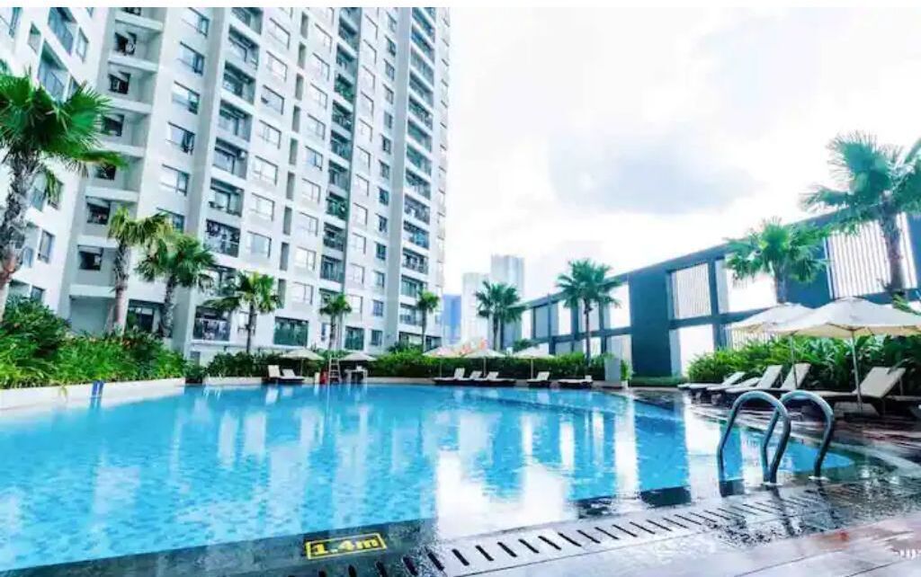 Una piscina al aire libre