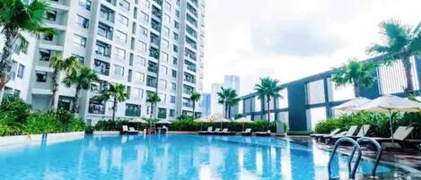 Una piscina al aire libre