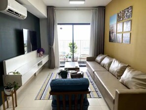 Smart TV, books - High Rise River View 3 Bedroom Apartment (Thành phố Hồ Chí Minh)