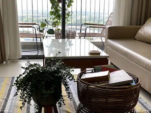 Smart TV, books - High Rise River View 3 Bedroom Apartment (Thành phố Hồ Chí Minh)