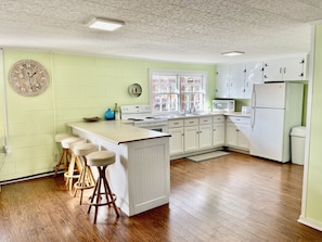 雪櫃、微波爐、焗爐、爐具