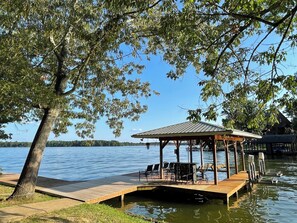 Terrace/patio - Lake Front Cottage, Private Boat Ramp & Dock, Kayaks, Arcade Games, Ping Pong (Leesburg)