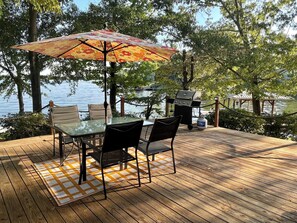 Outdoor dining - Lake Front Cottage, Private Boat Ramp & Dock, Kayaks, Arcade Games, Ping Pong (Leesburg)