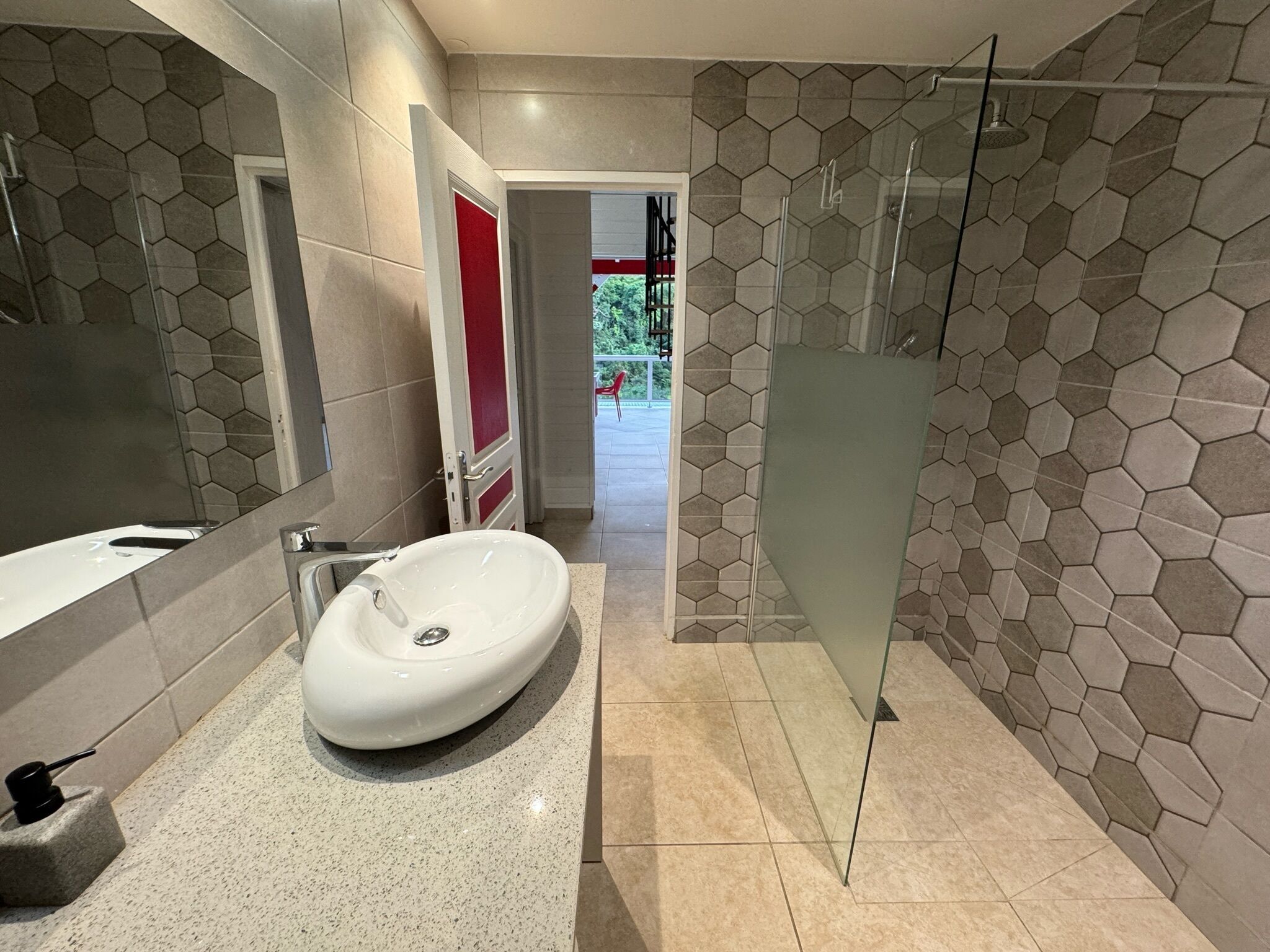 淋浴设施、毛巾、肥皂、卫生纸