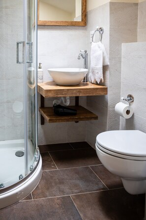 Dusche, Haartrockner, Bidet, Handtücher