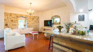 Smart TV, tavolo da calcetto, tavolo da ping pong, libri