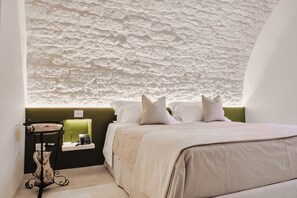 Habitación Deluxe doble, 1 cama de matrimonio grande, en una planta alta | Ropa de cama de alta calidad y edredones de plumas