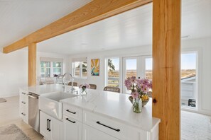 Microonde, forno, piano cottura, pentole/stoviglie/utensili