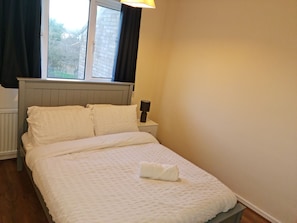 House, Multiple Beds | 3 bedrooms, iron/ironing board, free WiFi, bed sheets - Captivating 3-bed House in Luton (Luton)