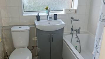 Rumah, Beberapa Tempat Tidur | Kamar mandi | Kombinasi shower/bathtub, bathtub besar, dan handuk