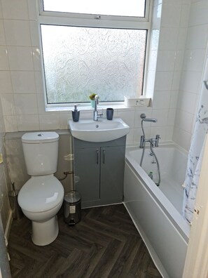 Rumah, Beberapa Tempat Tidur | Kamar mandi | Kombinasi shower/bathtub, bathtub besar, dan handuk