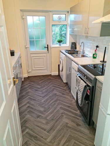 Captivating 3-bed House in Luton