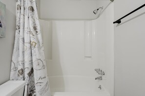 Douche, serviettes fournies, savon, shampoing