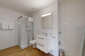 Suihku, ilmaiset hygieniatuotteet, hiustenkuivaaja, pyyhkeet