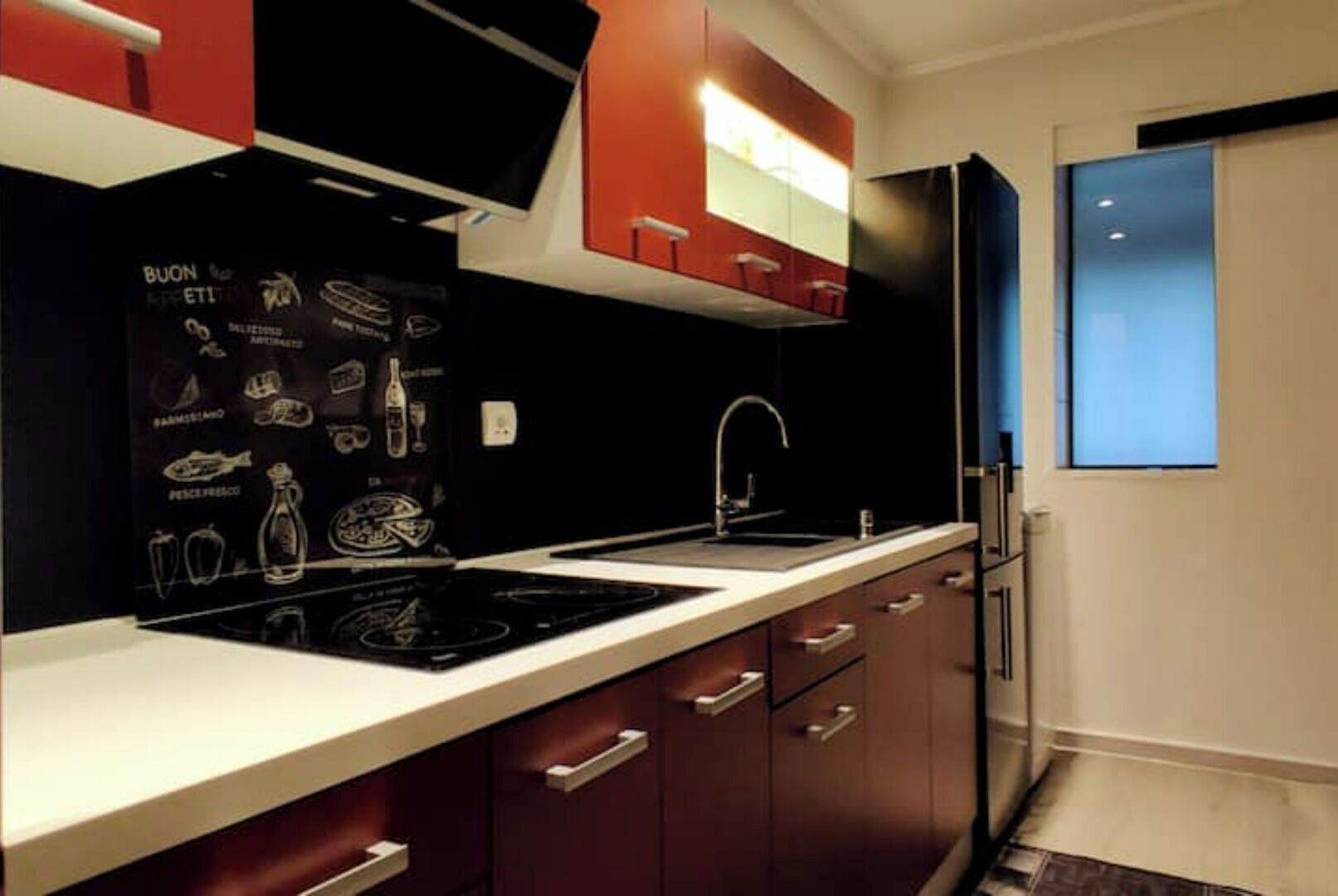 Kjøleskap, mikrobølgeovn, ovn og kokeplater